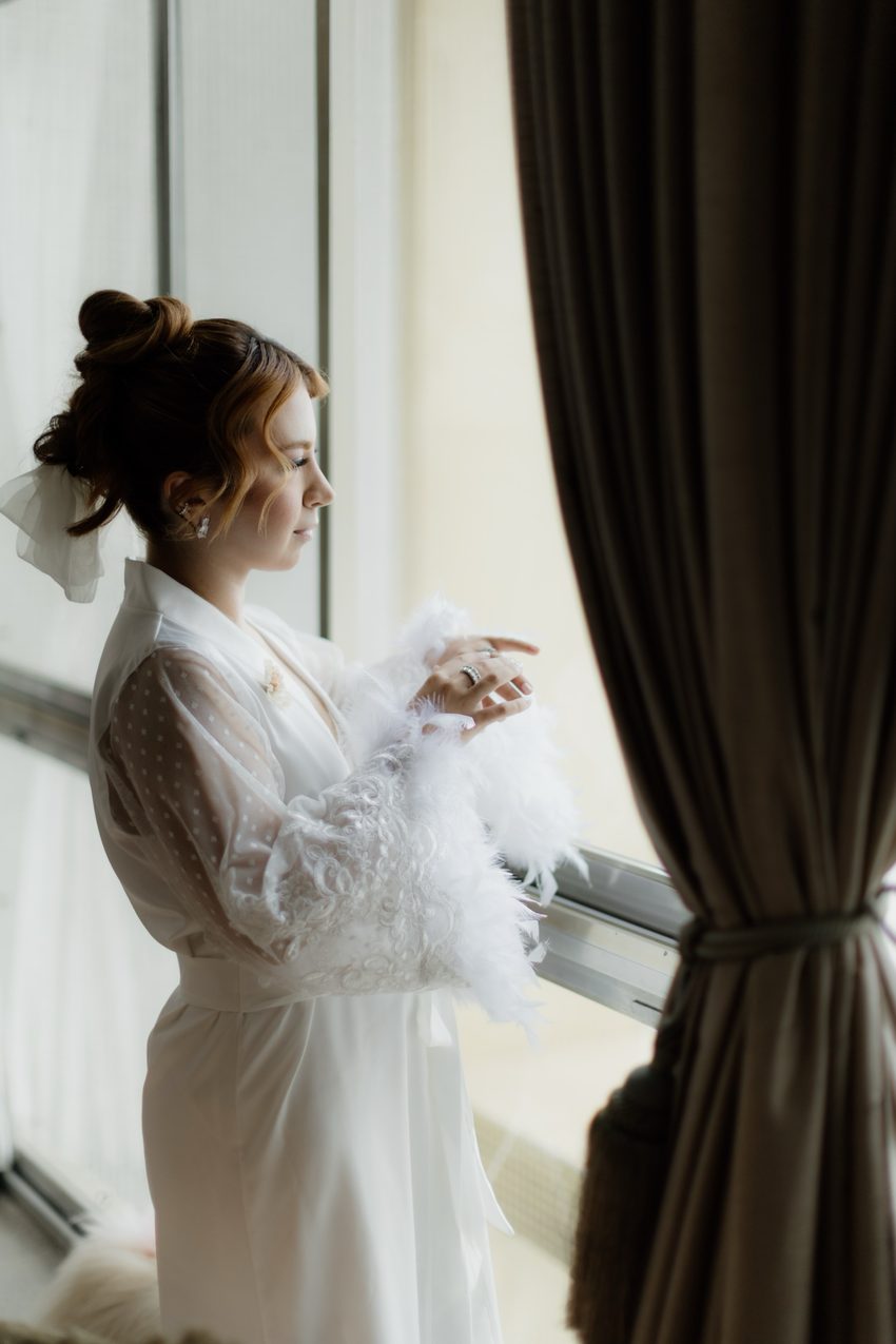 Robe junto à janela, penteado pronto