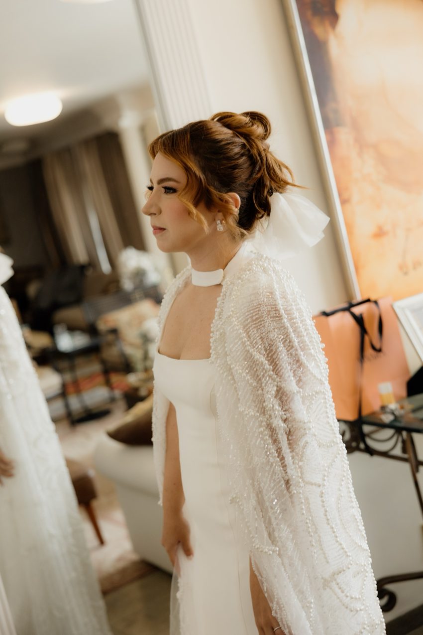 Vestida, capa de pérolas, no quarto